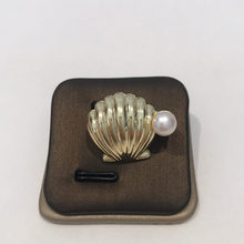 Load image into Gallery viewer, Shell Brooch