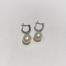 Load image into Gallery viewer, Classic Stone Pearl Earrings
