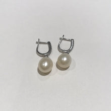 Load image into Gallery viewer, Classic Stone Pearl Earrings