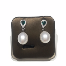 Load image into Gallery viewer, Green Stone Finest Tear Drop Pearl Earrings