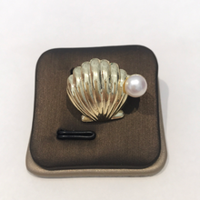 Load image into Gallery viewer, Shell Brooch