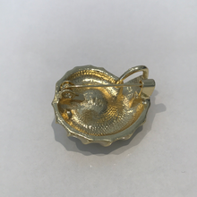 Load image into Gallery viewer, Shell Brooch