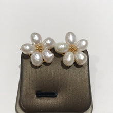 Load image into Gallery viewer, Flower Pearl Studs White