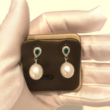 Load image into Gallery viewer, Green Stone Finest Tear Drop Pearl Earrings