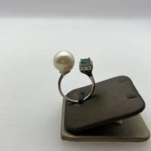 Load image into Gallery viewer, 11MM Round Pearl Rings With Green Stones