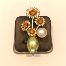 Load image into Gallery viewer, Sunflower Brooches
