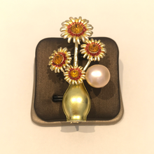 Load image into Gallery viewer, Sunflower Brooches
