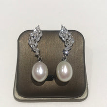 Load image into Gallery viewer, Feather and Pearl Earrings