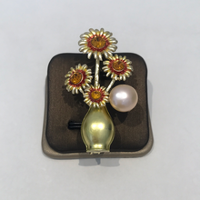 Load image into Gallery viewer, Sunflower Brooches
