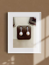 Load image into Gallery viewer, Elegant Tear Drop Pearl Earrings
