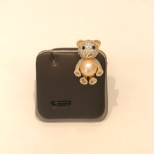Load image into Gallery viewer, Bear Finest Pearl Brooch