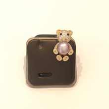 Load image into Gallery viewer, Bear Finest Pearl Brooch