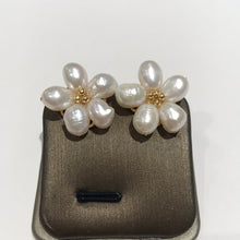 Load image into Gallery viewer, Flower Pearl Studs White