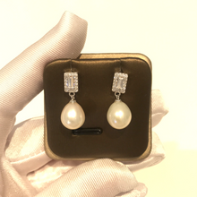 Load image into Gallery viewer, Crystal Finest Tear Pearl Earrings