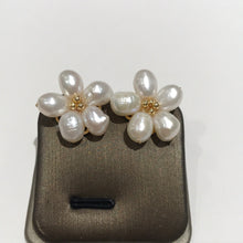 Load image into Gallery viewer, Flower Pearl Studs White