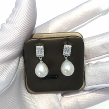 Load image into Gallery viewer, Crystal Finest Tear Pearl Earrings
