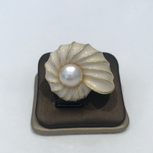 Load image into Gallery viewer, Shell Brooch
