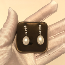 Load image into Gallery viewer, Elegant Tear Drop Pearl Earrings
