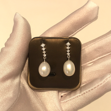 Load image into Gallery viewer, Elegant Tear Drop Pearl Earrings