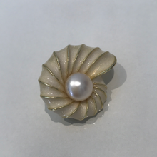 Load image into Gallery viewer, Shell Brooch