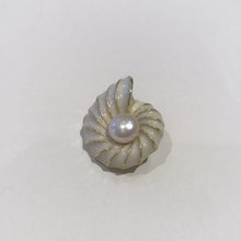 Load image into Gallery viewer, Shell Brooch