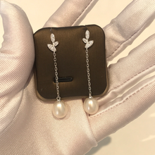 Load image into Gallery viewer, Leaves Tear Drop Pearl Earrings