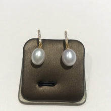 Load image into Gallery viewer, Classic Stone Pearl Earrings