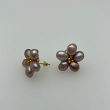 Load image into Gallery viewer, Flower Pearl Studs Purple