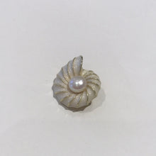 Load image into Gallery viewer, Shell Brooch