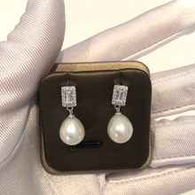 Load image into Gallery viewer, Crystal Finest Tear Pearl Earrings