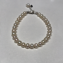 Load image into Gallery viewer, Premium 5-6MM Round Pearl Bracelets
