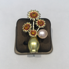 Load image into Gallery viewer, Sunflower Brooches
