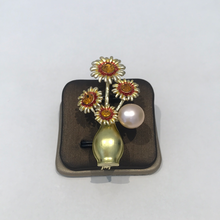 Load image into Gallery viewer, Sunflower Brooches
