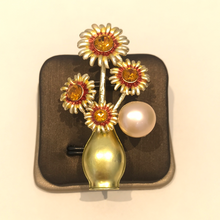 Load image into Gallery viewer, Sunflower Brooches
