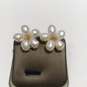 Flower Pearl Studs White