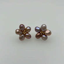 Load image into Gallery viewer, Flower Pearl Studs Purple
