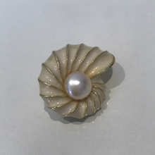 Load image into Gallery viewer, Shell Brooch
