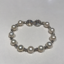 Load image into Gallery viewer, Premium Pearl Bracelets
