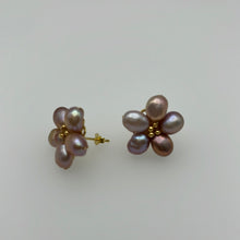 Load image into Gallery viewer, Flower Pearl Studs Purple
